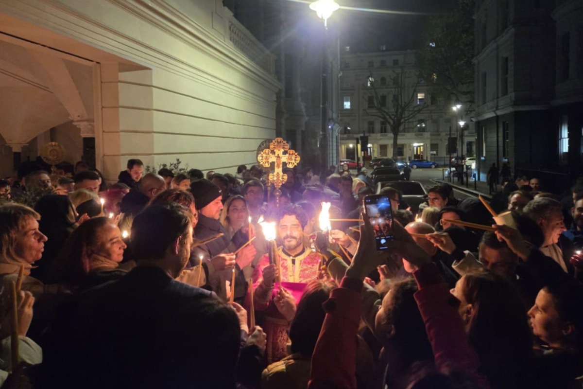  Стотици българи посрещнаха заедно Възкресение Христово в английската столица
