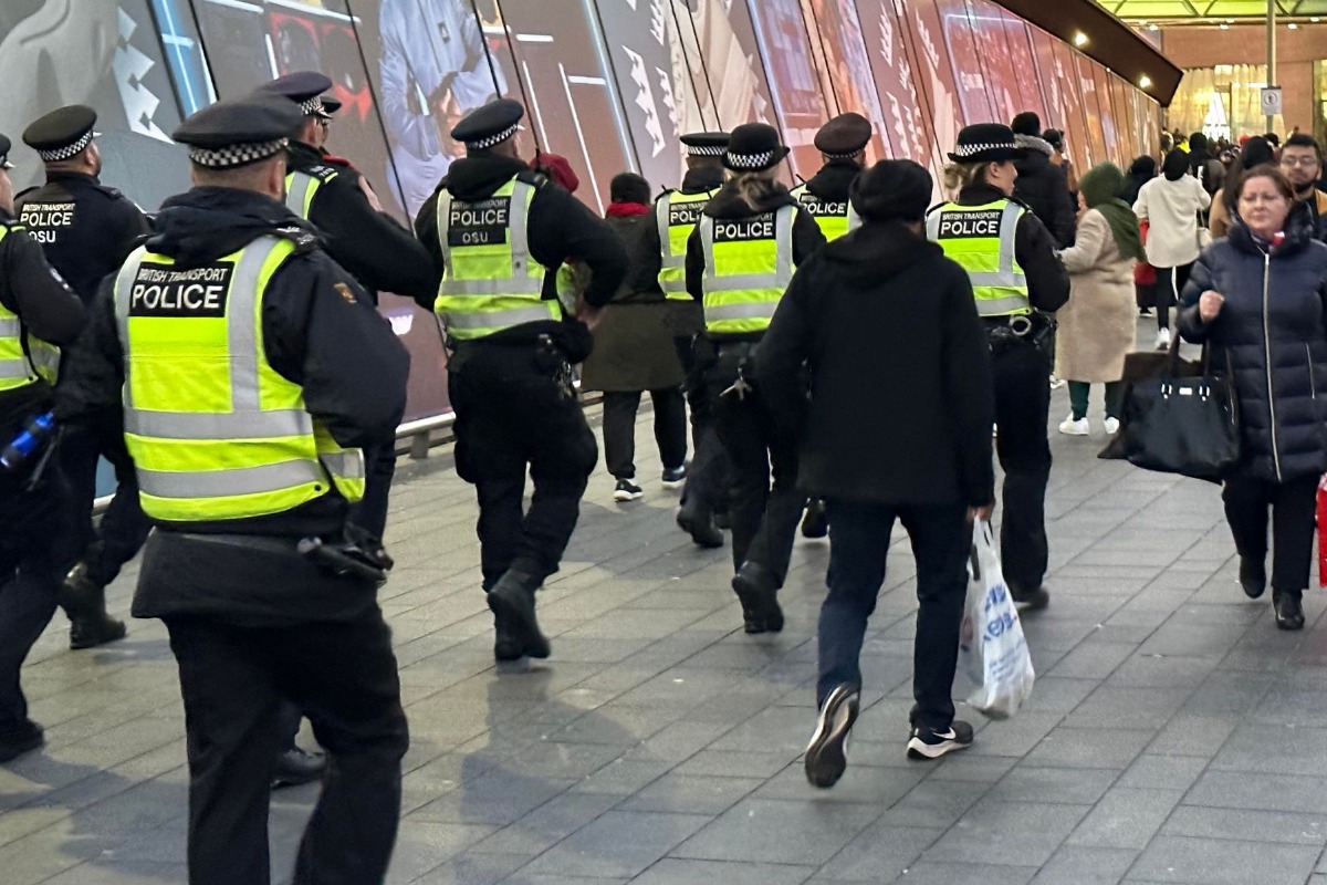 С нови правомощия на полицията ще борят кварталната престъпност в Англия