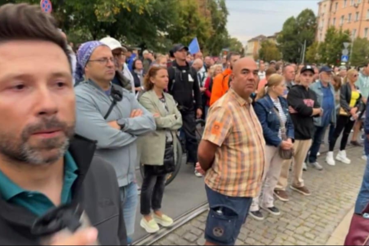 Стотици на протест пред централата на ДПС – Ново начало