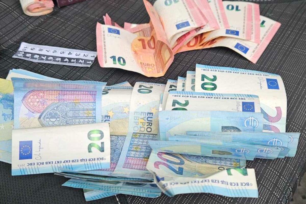 Над 40 000 евро са открити в домовете на искалите подкуп от британските шофьори, които са превозвали техника за концерта на Роби Уилямс