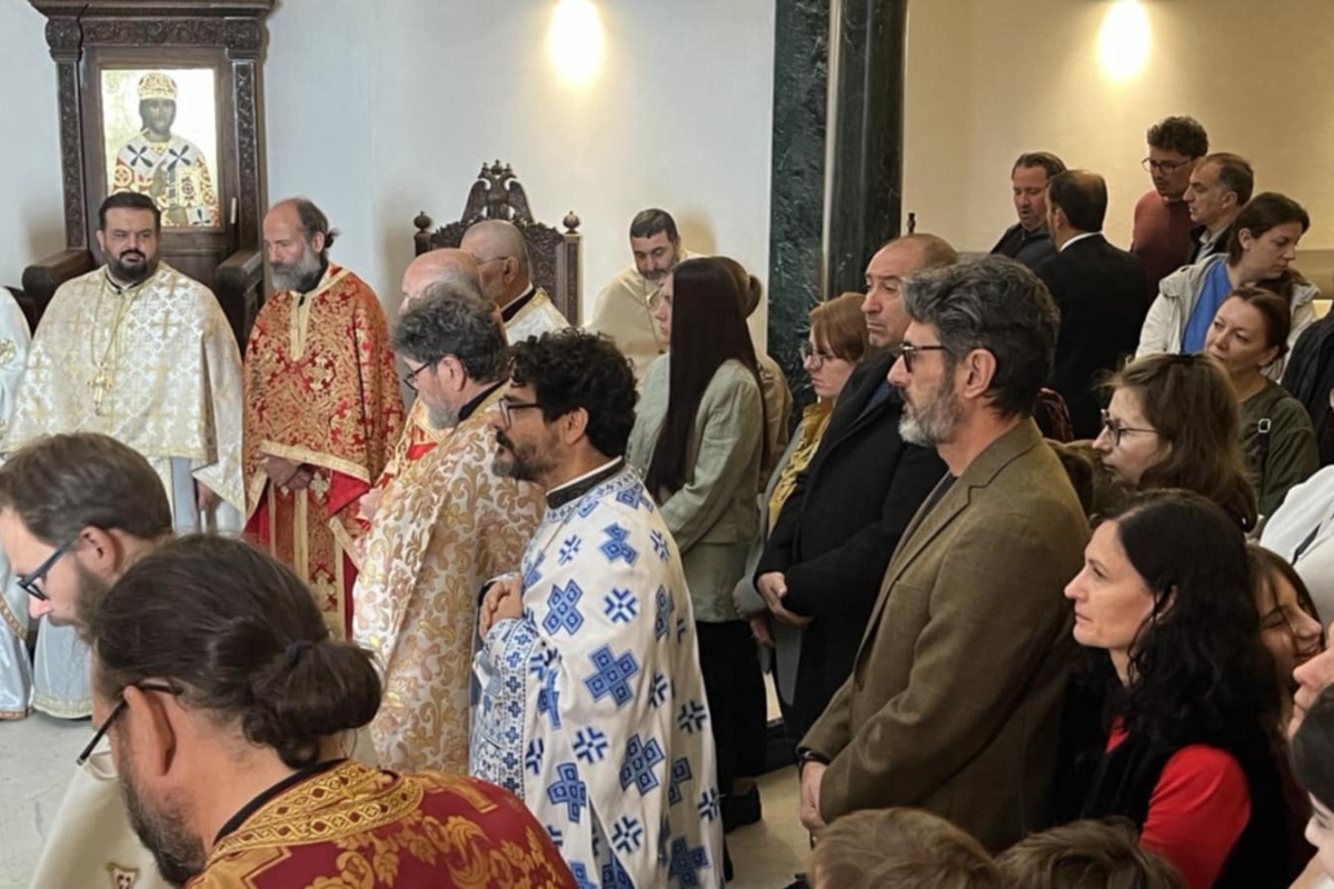 Българите на Острова изпълниха храм „Свети Йоан Рилски“ в Лондон за да се докоснат до мощите на Свети Патриарх Евтимий