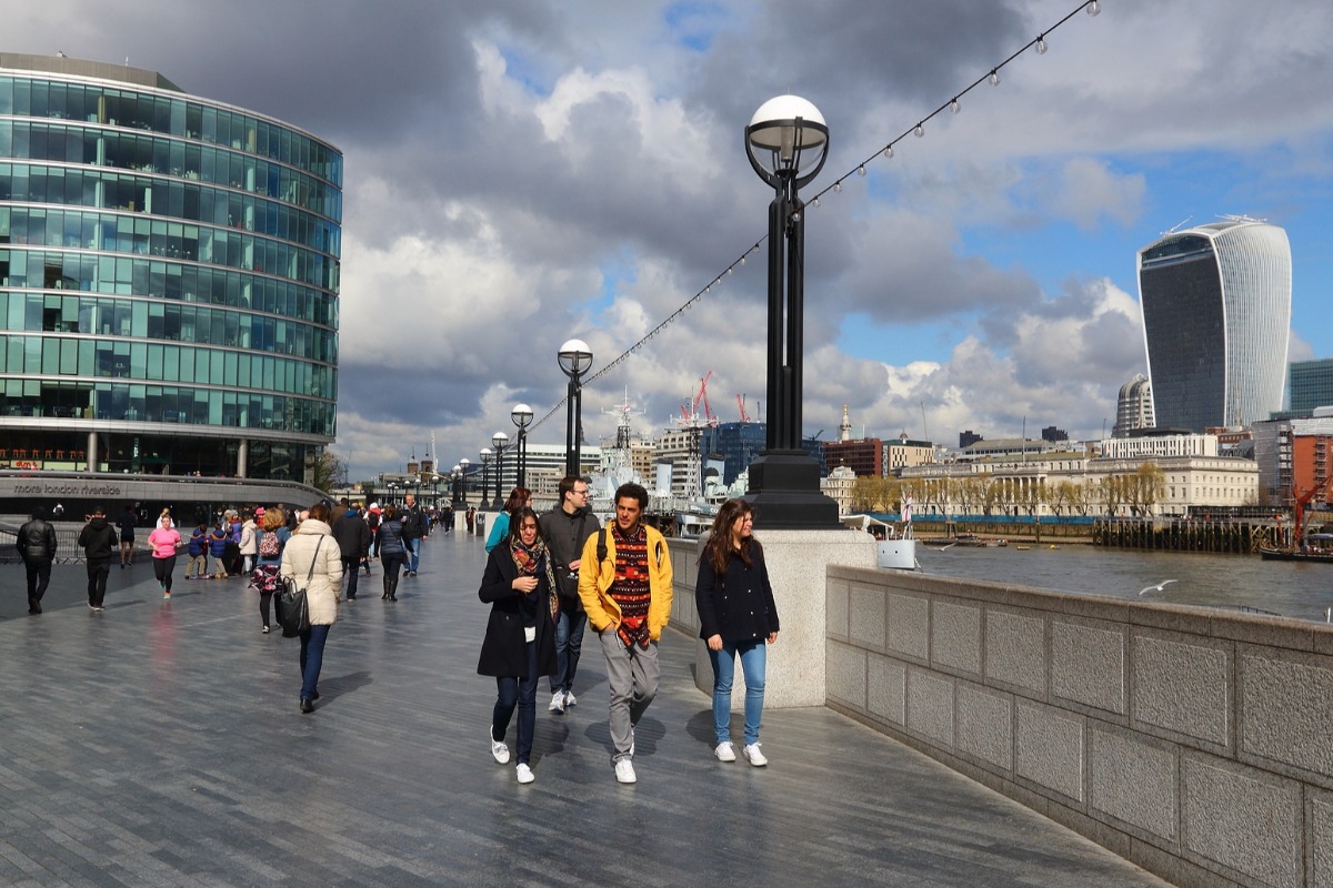 Средната заплата на пълен работен ден във Великобритания се е увеличила с 4,3 на сто през 2025 г.