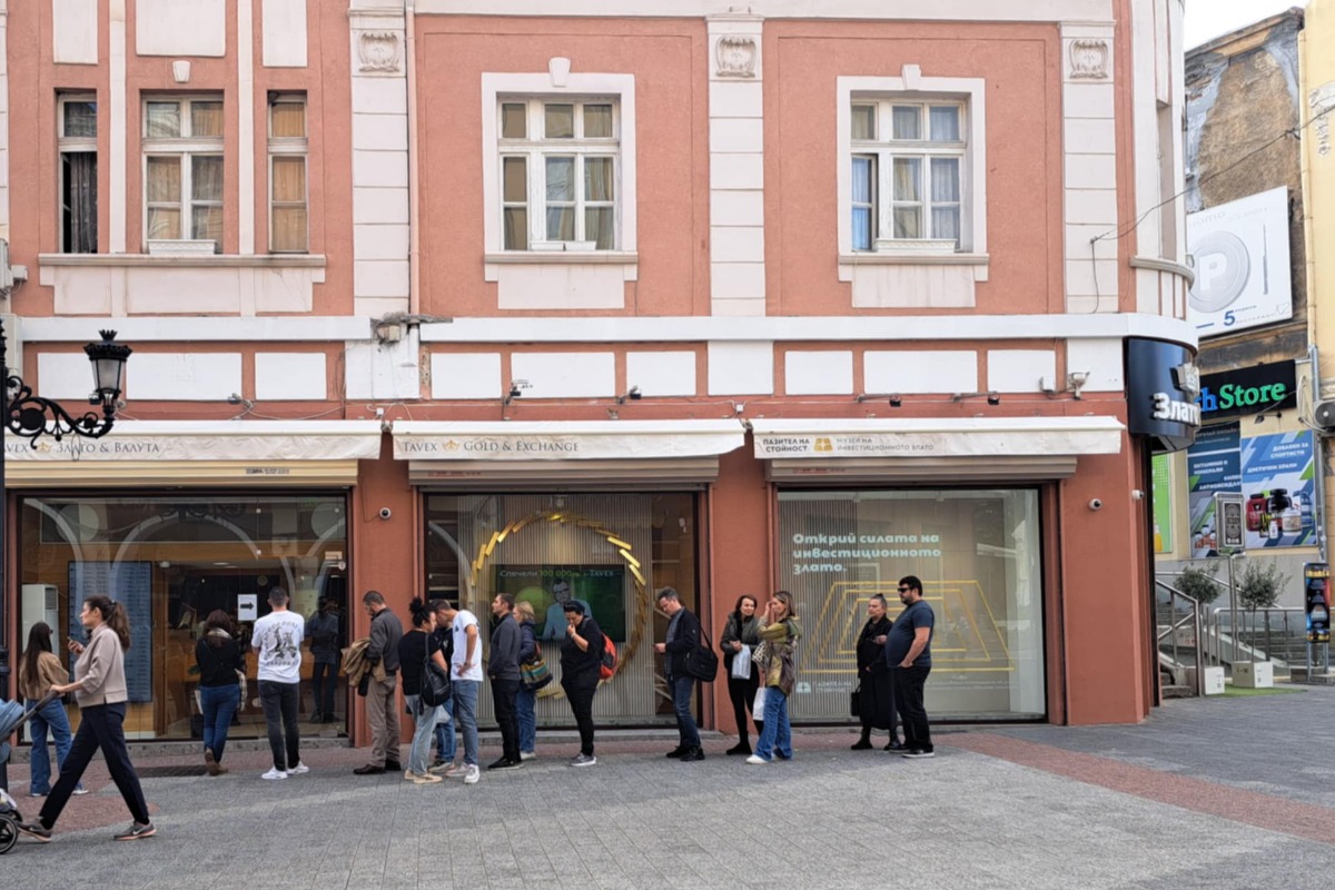 Малко повече от месец приемането на еврото: Българите купуват масово имоти и злато