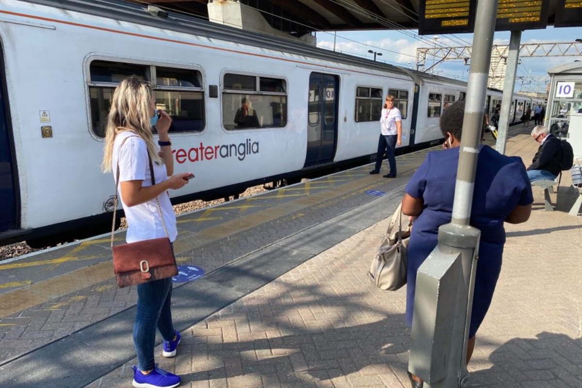 14 % от разходите на домакинствата в Англия са за транспорт, замразяват цените на жп билетите