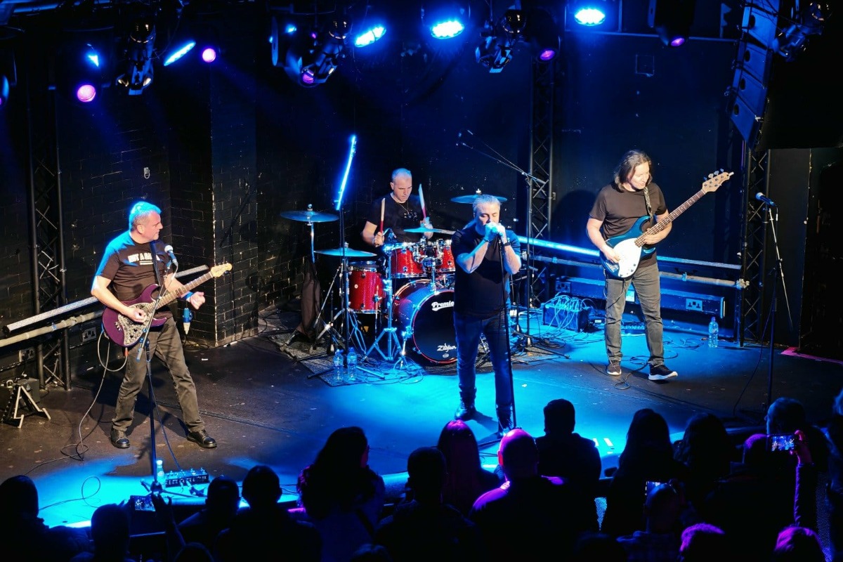 Близо 350 българи пяха любимите си песни с Б.Т.Р на концерт в Честър