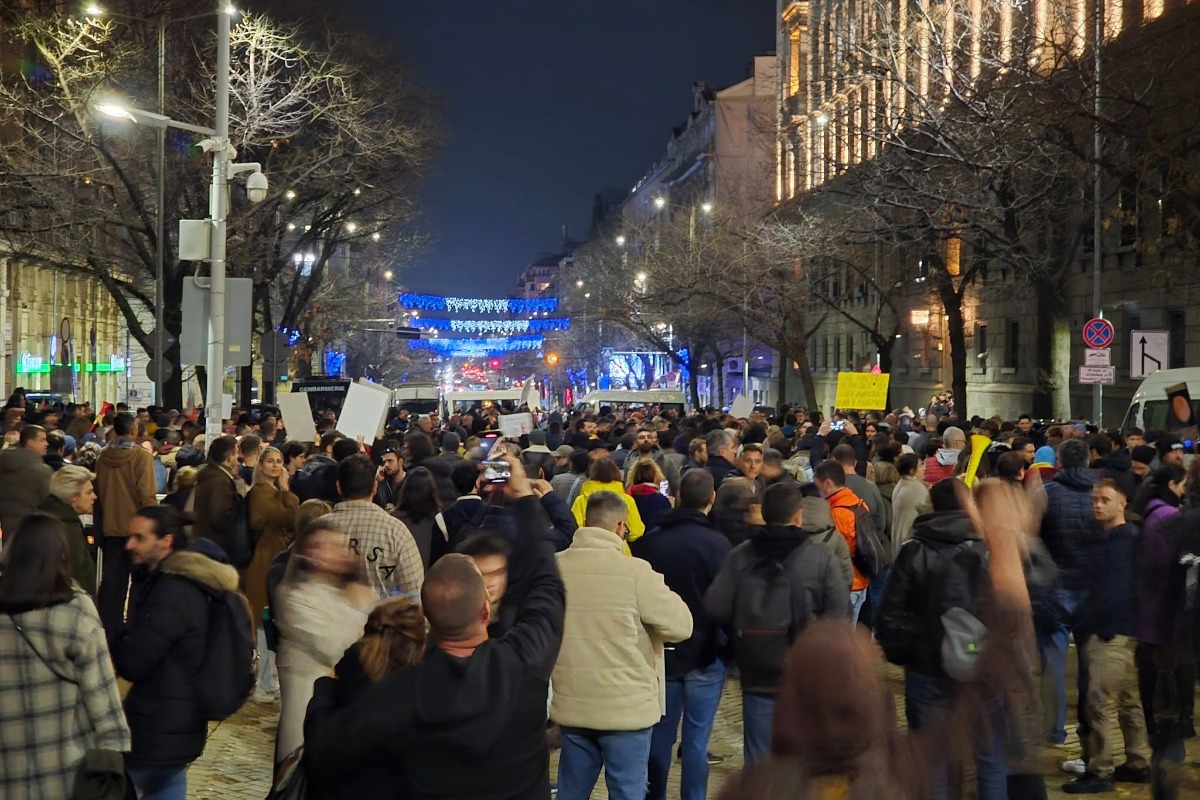 Безпрецедентно! След масови протести управляващите оттеглиха бюджета за 2026 г.