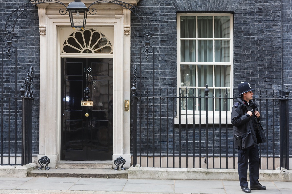 Премиерът на Великобритания защити финансовия министър Рейчъл Рийвс и каза, че тя не е подвела обществото