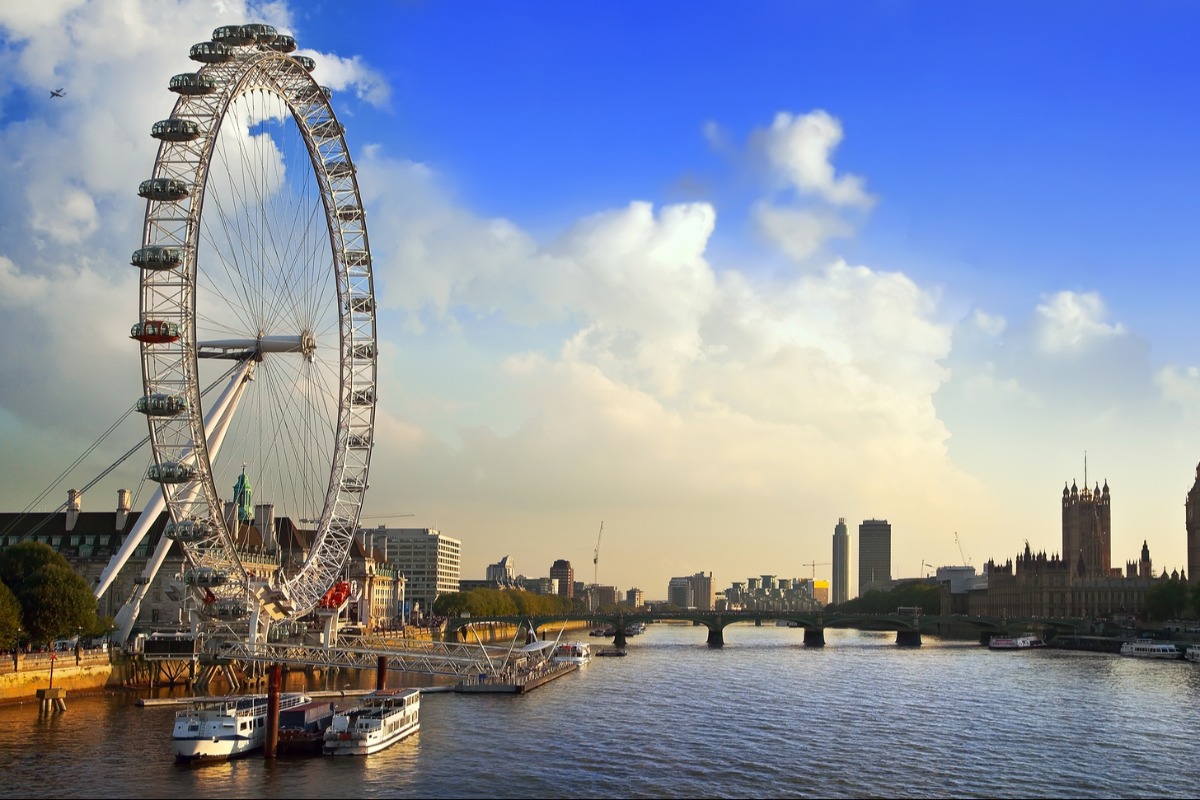 Пешеходка с иск за 25 000 лири стерлинги за сблъсък с електрическа тротинетка