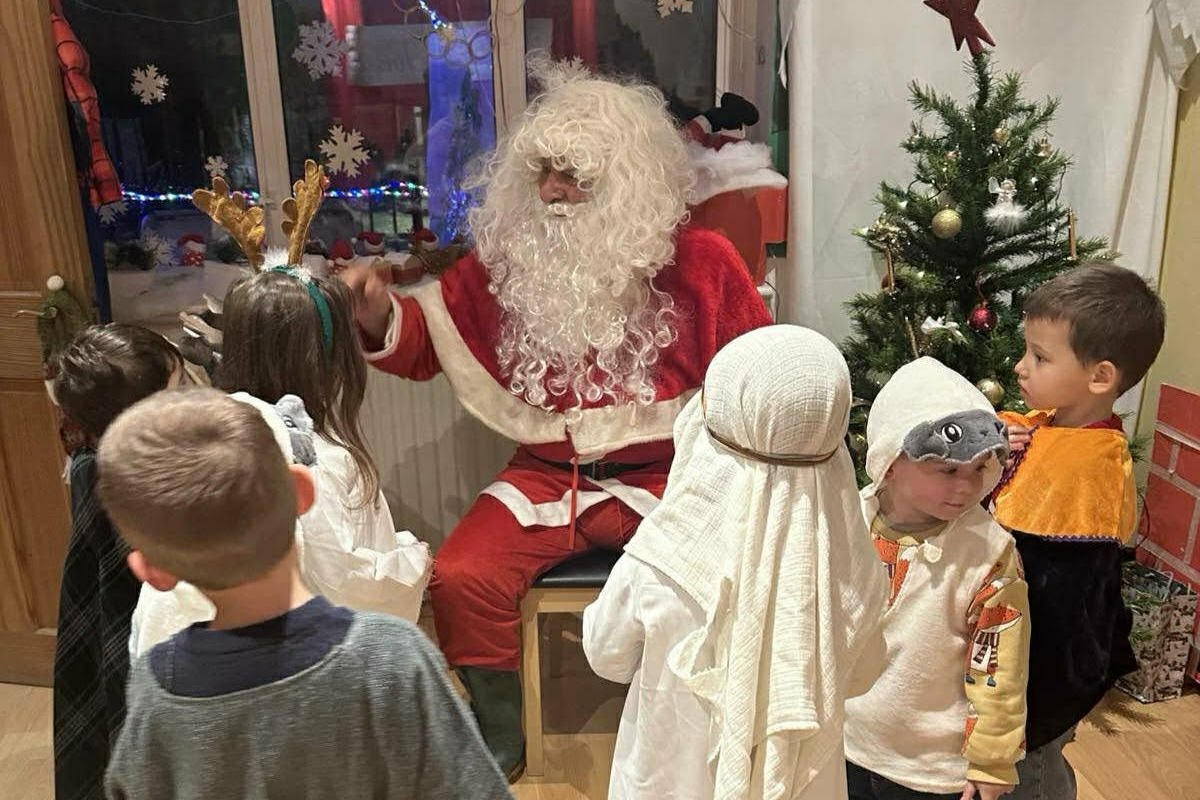 Дядо Коледа зарадва децата от Sunny Day Care с много подаръци и усмивки