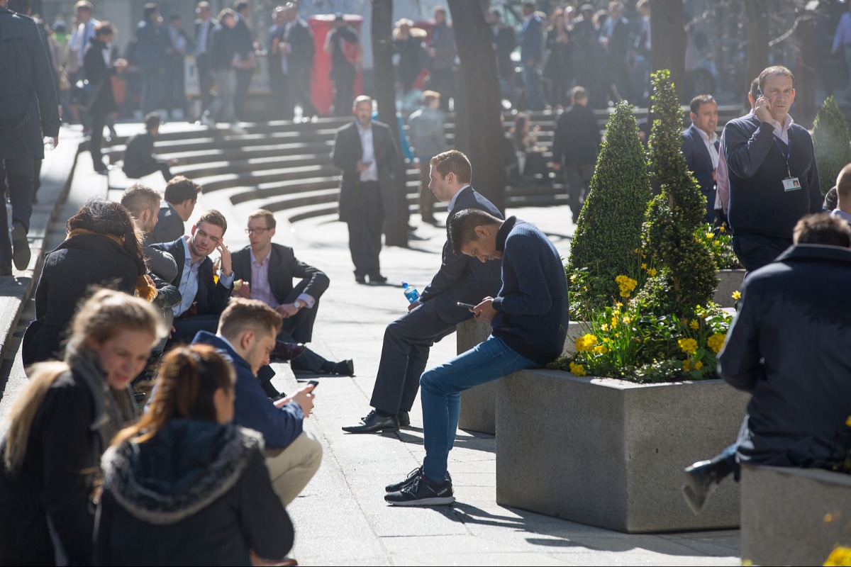 Ръстът на бизнес активността в британския сектор на услугите се е забавил през март на фона на войната в Иран