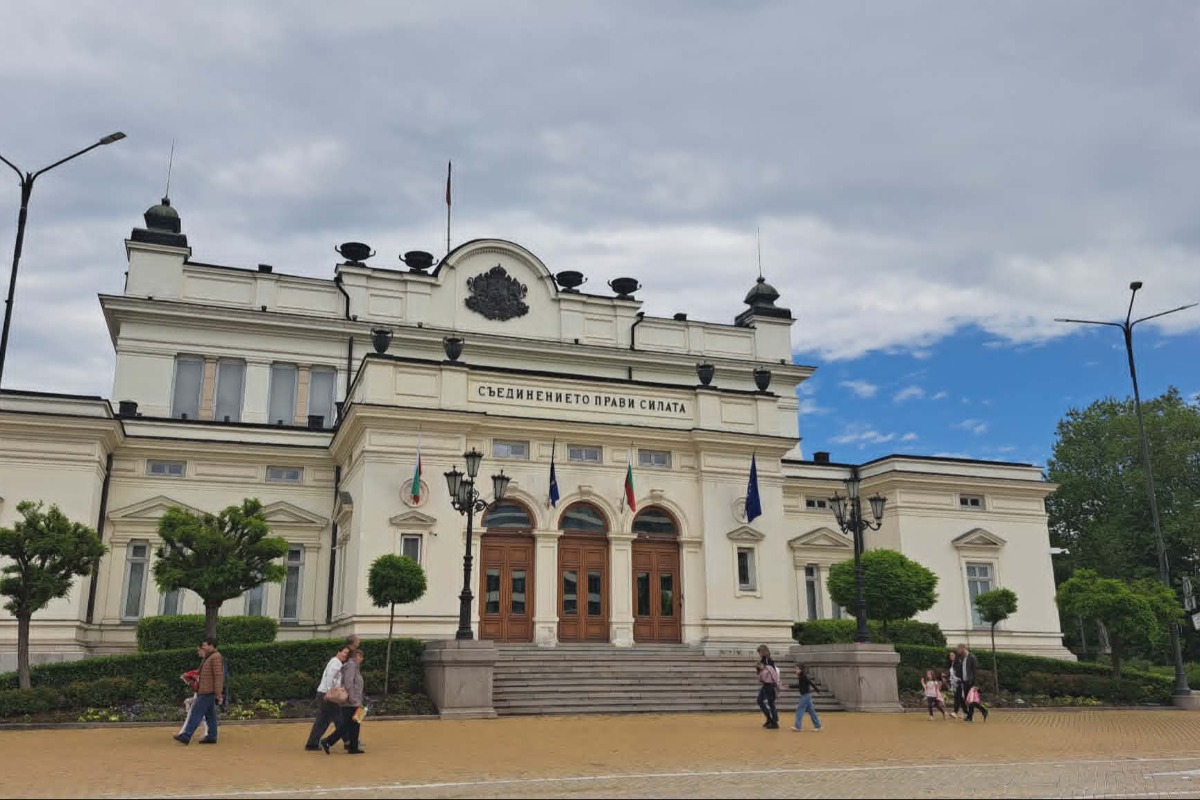 Българските депутати замразиха заплатите си, ще получават месечно по 4236 евро