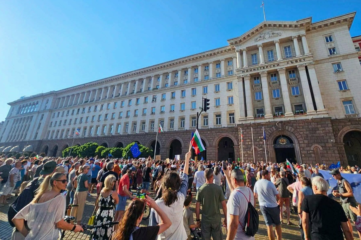 Първи протест срещу кабинета на Румен Радев, протестиращи скандираха „Оставка!“