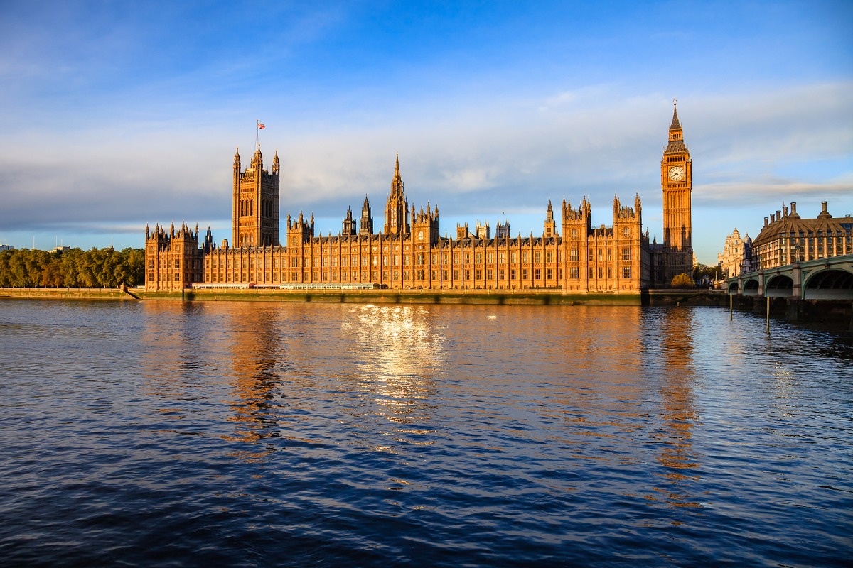 Великобритания ще освободи 13,5 млн. барела от стратегическите си запаси на петрол, присъединявайки се към МАЕ