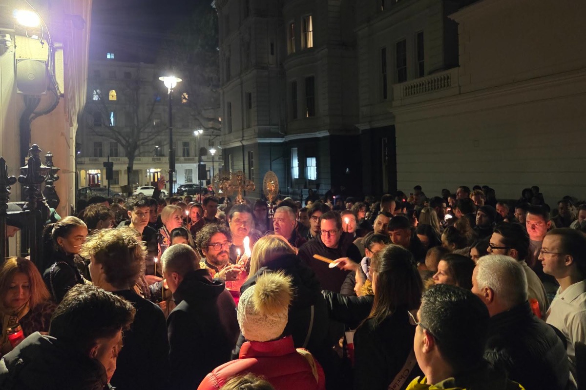 Христос Воскресе! Българите в Лондон се помолиха за здраве и благоденствие