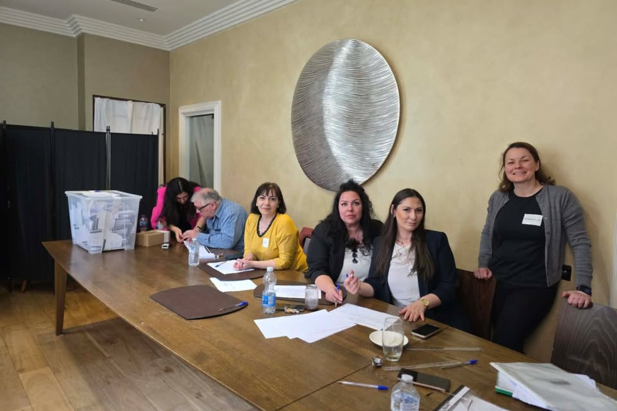 Българите в Обединеното кралство гласуват активно на изборите за 52 НС